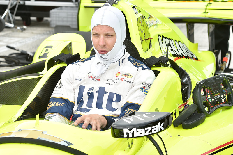 Brad Keselowski Equipo Penske, maneja  IndyCar de Simon Pagenaud