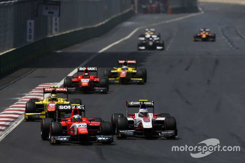 Jimmy Eriksson, Arden International lidera a Sergey Sirotkin, ART Grand Prix & Sean Gelael, Pertamina Campos Racing