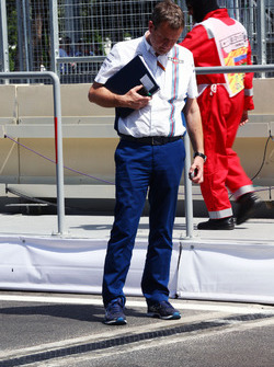 Steve Nielsen, Williams Sporting Manager looks at the drain cover that damaged the Williams FW38 of Valtteri Bottas (FIN)