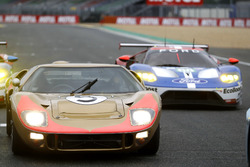 La Ford GT Vintage avec #68 Ford Chip Ganassi Racing Ford GT: Joey Hand, Dirk Müller, Sébastien Bourdais