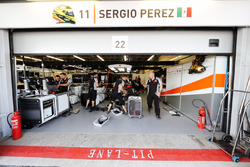 La reparación del Sahara Force India F1 Team el Sahara Force India F1 VJM09 de Sergio Pérez, antes d