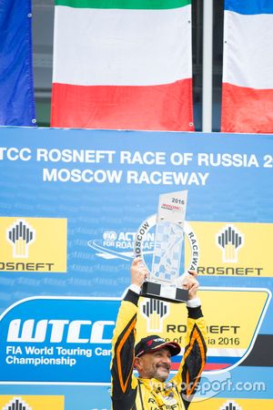 Podio: il vincitore della gara Gabriele Tarquini, LADA Sport Rosneft, Lada Vesta