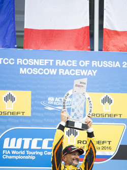 Podio: il vincitore della gara Gabriele Tarquini, LADA Sport Rosneft, Lada Vesta