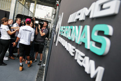 Льюис Хэмилтон, Mercedes AMG F1 со СМИ