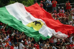 Una gran bandera italiana celebrada por los aficionados en la tribuna