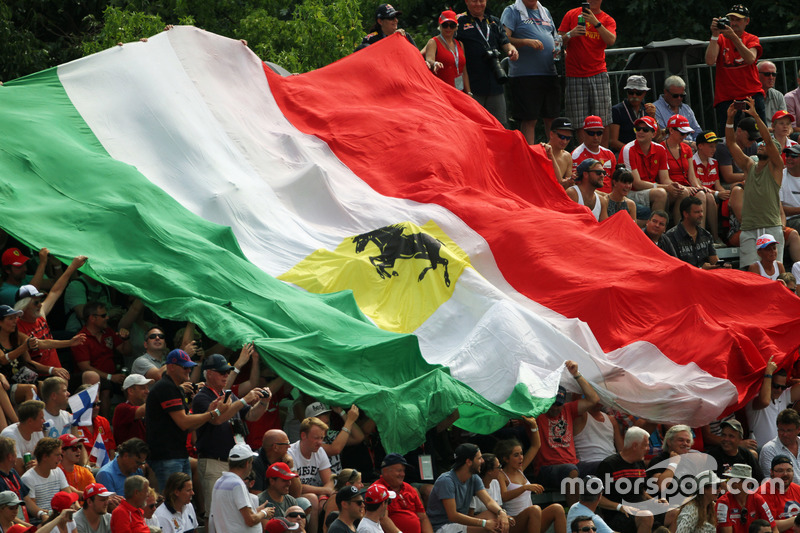 Una gran bandera italiana celebrada por los aficionados en la tribuna