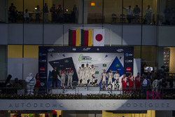Podio LMP1: ganadores, Timo Bernhard, Mark Webber, Brendon Hartley, Porsche Team, segundo, Marcel Fässler, Andre Lotterer, Audi Sport Team Joest, tercero, Stéphane Sarrazin, Mike Conway, Kamui Kobayashi, Toyota Racing
