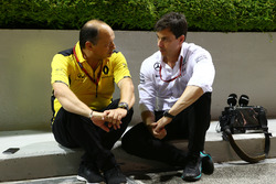 Frédéric Vasseur, Directeur de la compétition Renault Sport F1 Team avec Toto Wolff, Directeur Exécutif Mercedes AMG F1