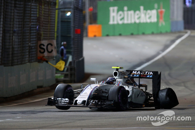 Valtteri Bottas, Williams FW38 with a puncture at the start of the race