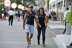 Carlos Sainz Jr., Scuderia Toro Rosso avec Tabatha Valles, attachée de presse Scuderia Toro Rosso