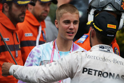 Justin Bieber, cantante con Lewis Hamilton, Mercedes AMG F1 en el podio