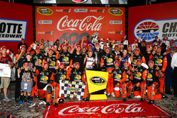 Martin Truex Jr., Furniture Row Racing Toyota, ganador de la carrera