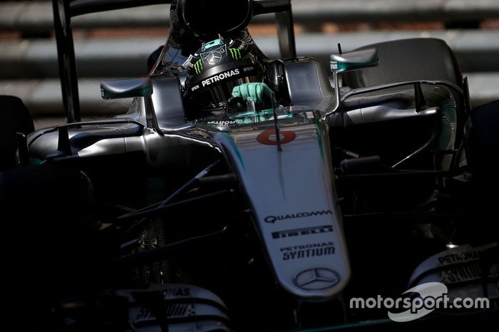 Nico Rosberg, que larga em segundo, empatou a disputa interna com Lewis Hamilton.