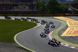 Start action, Raffaele Marciello, RUSSIAN TIME memimpin Jordan King, Racing Engineering