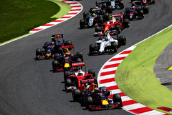 Daniel Ricciardo, Red Bull Racing vor Sebastian Vettel, Scuderia Ferrari SF16-H; Max Verstappen, Red