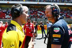 Nick Chester, technisch directeur Renault Sport F1 Team met Paul Monaghan, Red Bull Racing engineer