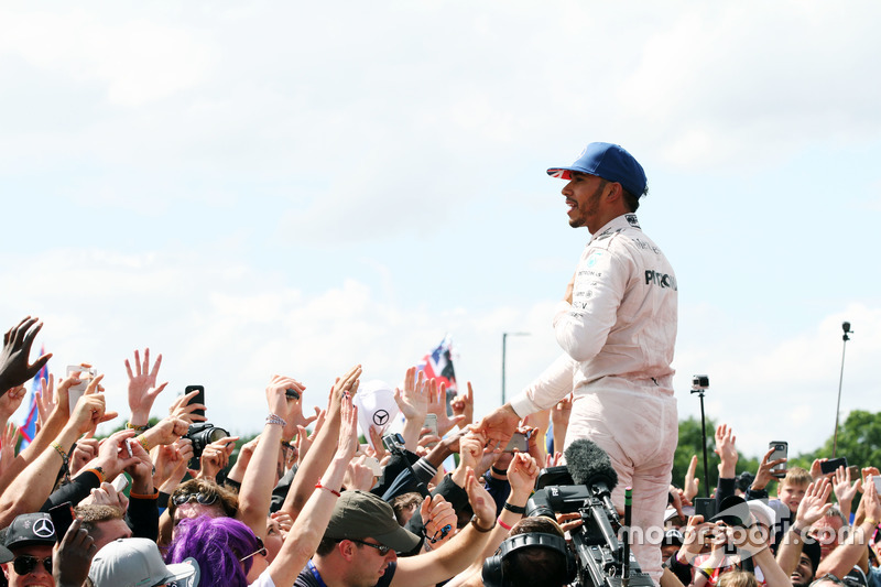 Ganador de la carrera Lewis Hamilton, Mercedes AMG F1 celebra con los fans