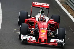 Charles Leclerc, piloto de pruebas, con el Ferrari SF16-H