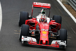 Charles Leclerc, piloto de pruebas, con el Ferrari SF16-H