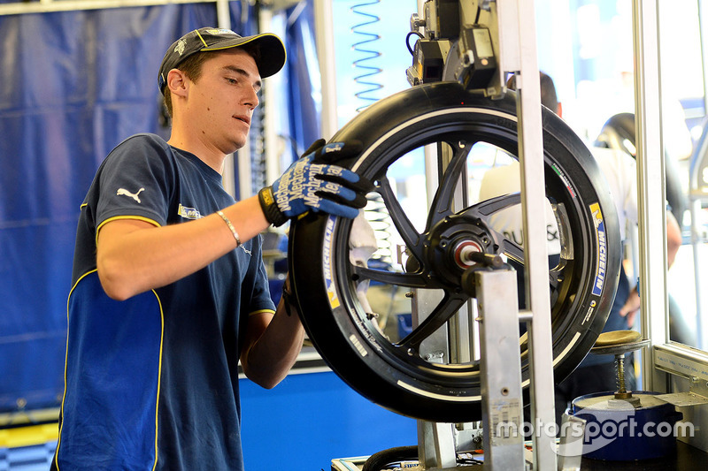 Técnico de Michelin en el trabajo