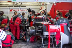 Les mécaniciens travaillent sur la #8 Audi Sport Team Joest Audi R18 e-tron quattro endommagée de Lucas di Grassi, Loic Duval, Oliver Jarvis