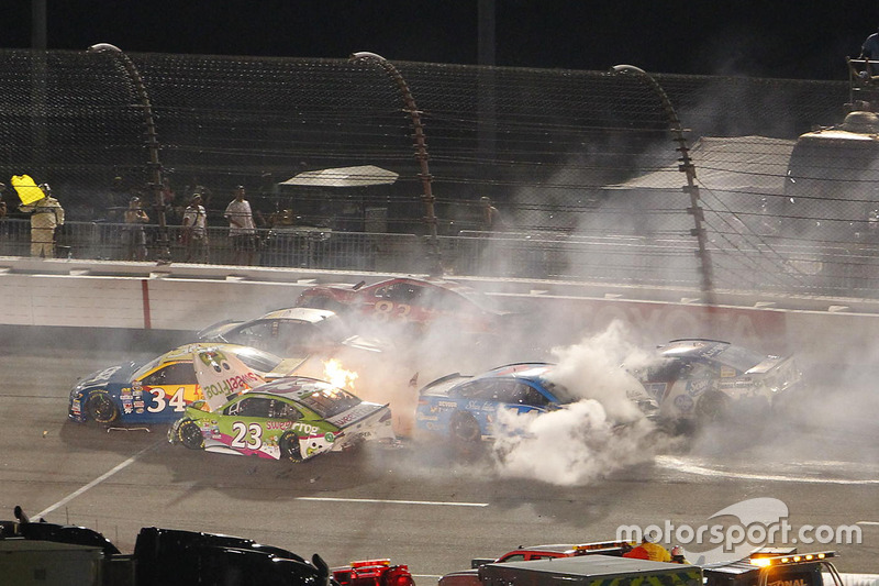 Crash: Ryan Newman, Richard Childress Racing, Chevrolet; Dylan Lupton, BK Racing, Toyota; David Raga