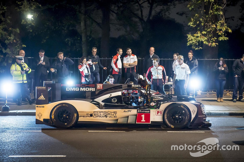 马克·韦伯伦敦中心区驾驶保时捷 919 Hybrid LMP1 赛车