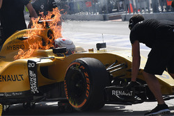 The burning car of Kevin Magnussen, Renault Sport F1 Team RS16