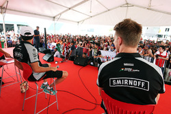Ніко Хюлькенберг і Серхіо Перес, Sahara Force India F1 з фанатами