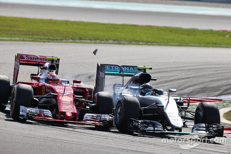 (L naar R): Kimi Raikkonen, Ferrari SF16-H en Nico Rosberg, Mercedes AMG F1 W07 Hybrid raken elkaar