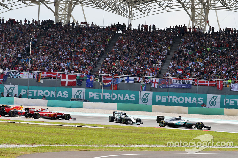 Lewis Hamilton, Mercedes AMG F1 W07 Hybrid líder al inicio de la carrera mientras Nico Rosberg, Merc