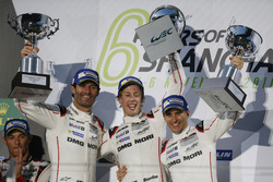Podium: Race winners #1 Porsche Team Porsche 919 Hybrid: Timo Bernhard, Mark Webber, Brendon Hartley