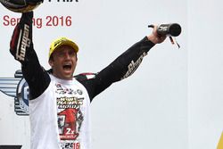 Podium : Johann Zarco, Ajo Motorsport, fête sa victoire en course et le titre de Champion du monde