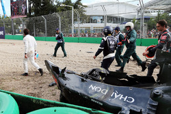 Fernando Alonso bekijkt zijn McLaren MP4-31 na crash