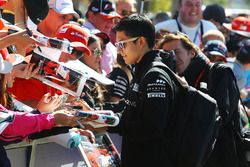 Rio Haryanto, Manor Racing firma autógrafos para sus fans