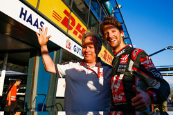 Gene Haas, Haas Automotion Präsident feiert den 6. Platz von Romain Grosjean, Haas F1 Team bei Debut
