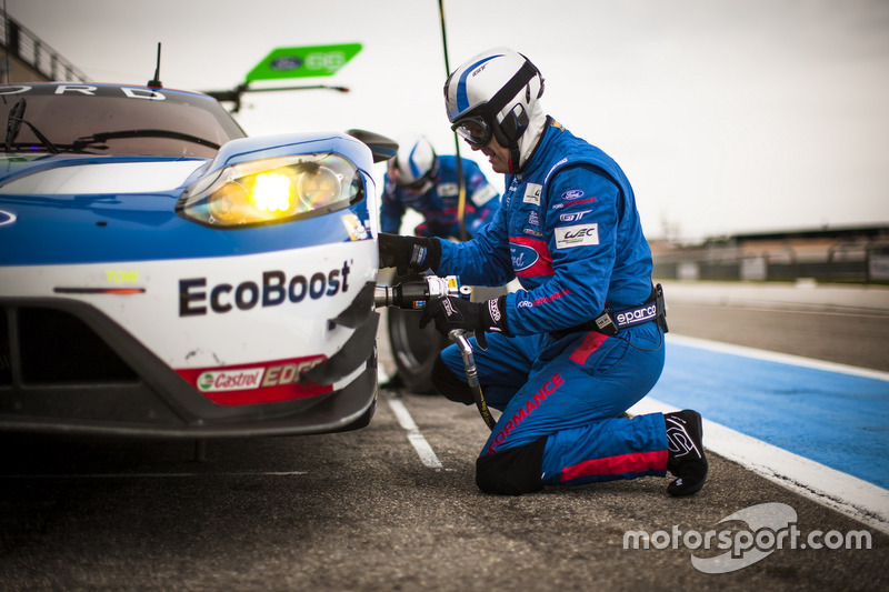 Mechanics of the #67 Ford Chip Ganassi Racing Team UK Ford GT: Marino Franchitti, Andy Priaulx, Harry Tincknell