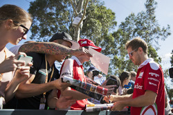 Sebastian Vettel, Ferrari, signe des autographes