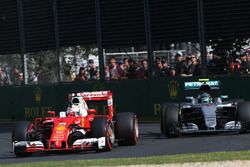 Sebastian Vettel, Ferrari SF16-H et Nico Rosberg, Mercedes AMG F1 Team W07