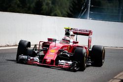 Kimi Raikkonen, Ferrari SF16-H comes into the pits with a puncture