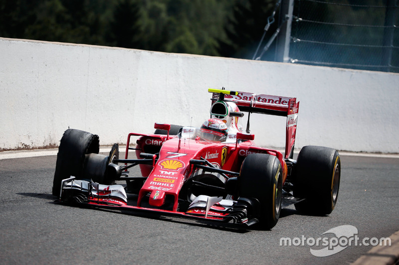 Kimi Raikkonen, Ferrari SF16-H rientra ai box con una foratura