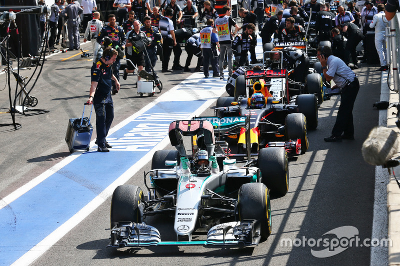 Nico Rosberg, Mercedes AMG F1 W07 Hybrid in the pits as the race is stopped