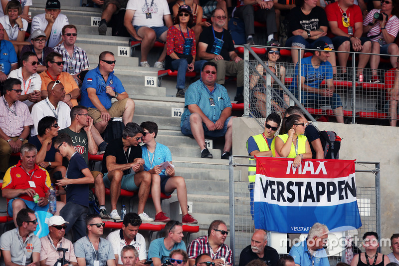 A maioria deles torcendo para Max Verstappen, que mesmo sendo holandês, nasceu na Bélgica.