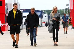 Гонщик Renault Sport F1 Кевин Магнуссен и его девушка Луиза