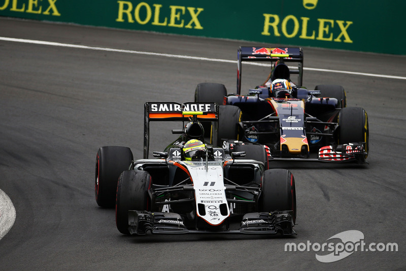 Sergio Perez, Sahara Force India F1 VJM09 en Carlos Sainz Jr., Scuderia Toro Rosso STR11