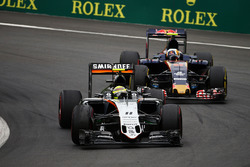 Sergio Perez, Sahara Force India F1 VJM09 and Carlos Sainz Jr., Scuderia Toro Rosso STR11