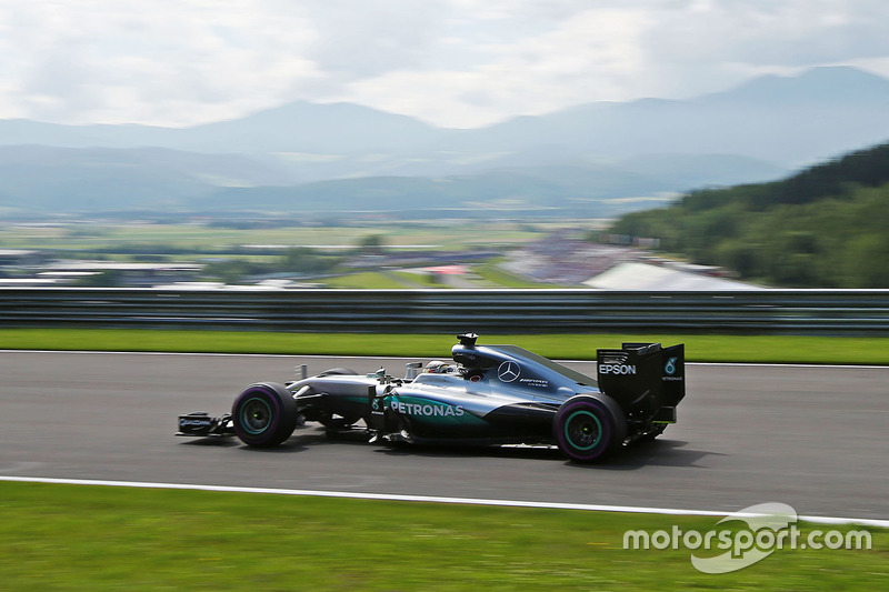 30. Льюис Хэмилтон, Mercedes F1 W07 Hybrid, Шпильберг-2016. Время: 1:07.922