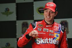 Kyle Busch, Joe Gibbs Racing Toyota, mit dem Ring für seinen Sieg vom Brickyard 400 in Indianapolis 