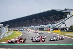 Start: #7 Audi Sport Team Joest Audi R18: Marcel Fässler, Andre Lotterer leads