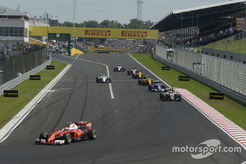 A maior reta de Hungaroring é a dos boxes, com exatamente 923 metros de extensão.